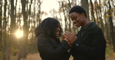 Holding ve ısınma çift soğuk sonbahar günü, sevgili dikkat çekici eller.