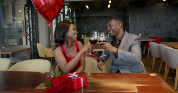 夫妻享受在一起的时光 女人笑着和男人说话情人节的概念 — 图库视频影像