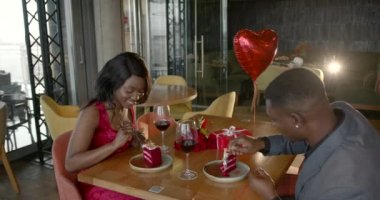 Çiftler birlikte vakit geçirmekten hoşlanırlar. Gülümseyen ve bir erkekle konuşan bir kadın. Sevgililer Günü konsepti.