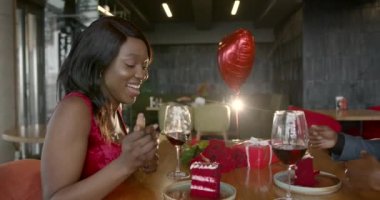 Çiftler birlikte vakit geçirmekten hoşlanırlar. Gülümseyen ve bir erkekle konuşan bir kadın. Sevgililer Günü konsepti.