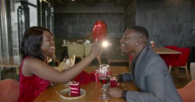 Çiftler birlikte vakit geçirmekten hoşlanırlar. Gülümseyen ve bir erkekle konuşan bir kadın. Sevgililer Günü konsepti.