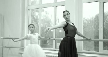 Genç bir balerine bale öğretmeni öğretiyor. Hobiler.