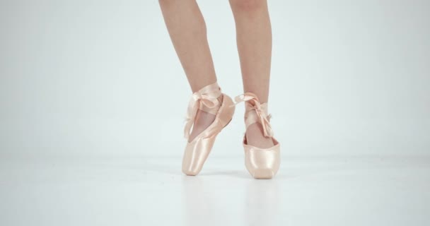 Bailarinas Pies Zapatos Puntiagudos Pie Aislados Sobre Fondo Blanco — Vídeos de Stock