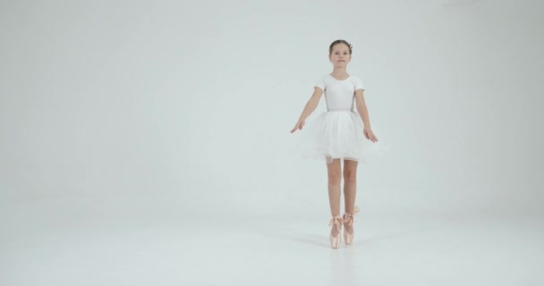 Dívka Bílé Sukničce Protahuje Bílém Studiu Taneční Taneční Školní Koncept — Stock video