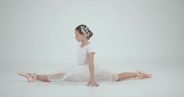 Mädchen Weißem Tutu Das Sich Weißen Studio Dehnt Tanz Gesellschaftsschulkonzept — Stockvideo