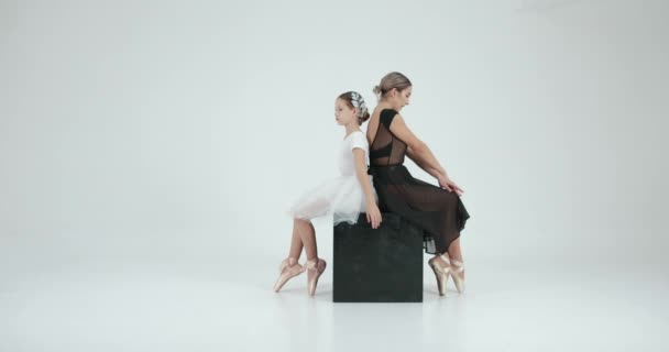 バレエ公演 写真撮影 白いチュチュの女の子は彼女の先生と踊る — ストック動画