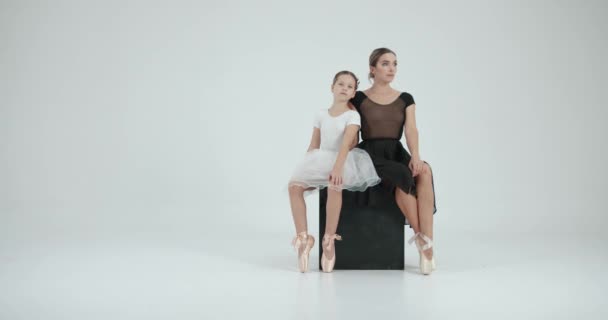 Actuación Ballet Fotosesión Chica Tutú Blanco Bailando Con Maestra Fondo — Vídeo de stock