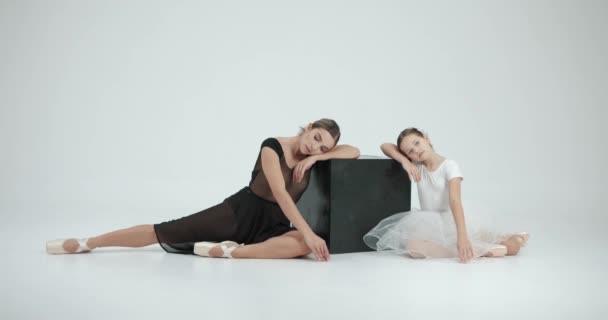 Baletní Představení Focení Dívka Bílém Tutu Tančí Svým Učitelem Bílé — Stock video