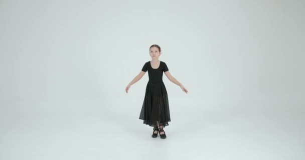 Linda Bailarina Adorável Menina Tutu Preto Pratica Dança Estúdio Branco — Vídeo de Stock