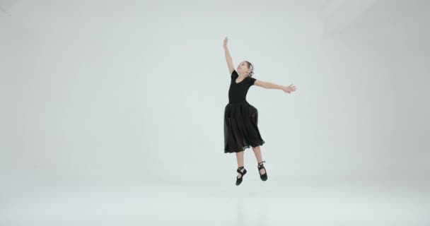 Linda Bailarina Adorável Menina Tutu Preto Pratica Dança Estúdio Branco — Vídeo de Stock