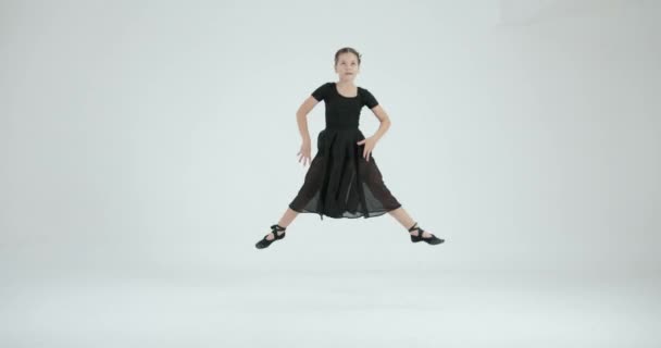 Roztomilý Rozkošný Balerína Holčička Černošky Tutu Cvičení Tanec Nastavení Bílého — Stock video