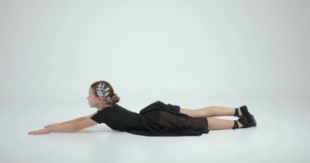 Schattig Schattig Ballerina Meisje Zwarte Tutu Oefent Dansen Witachtige Studiosetting — Stockvideo