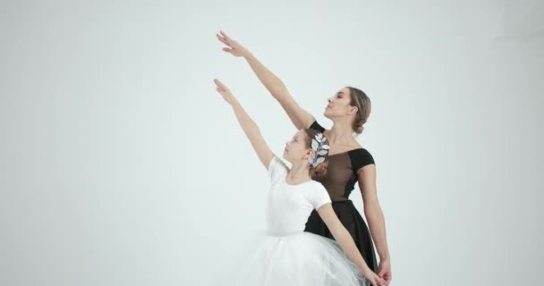 Chica Actuando Con Profesor Joven Bailando Concepto Ballet Estudio Blanco — Vídeos de Stock