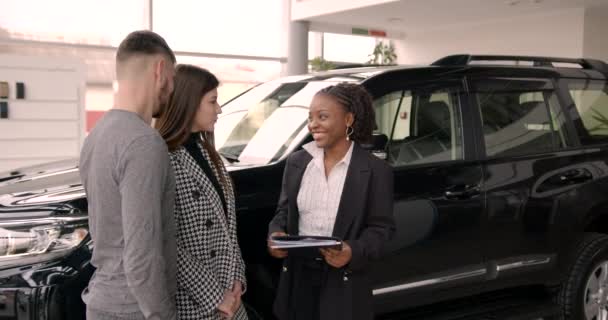 Gerente Ventas Coches Que Habla Las Características Del Coche Los — Vídeo de stock