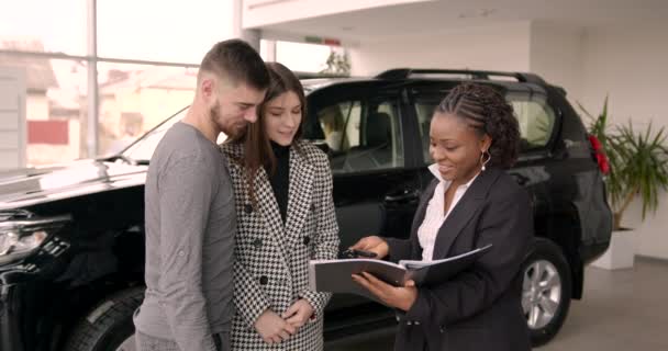 Managerul Vânzări Auto Spune Despre Caracteristicile Mașinii Clienților Dealer Cumpărarea — Videoclip de stoc