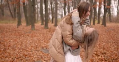 Sonbahar orman manzarası. Mutlu çocuk ve anne hafta sonu eğleniyor. Okul, hafta sonu, doğa konsepti..