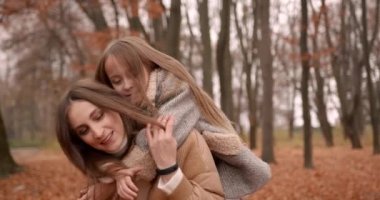 Sonbahar orman manzarası. Mutlu çocuk ve anne hafta sonu eğleniyor. Okul, hafta sonu, doğa konsepti..