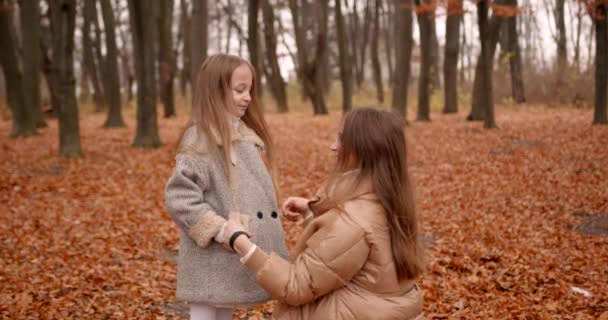 Bela Jovem Mãe Sua Filha Fofa Divertir Parque Outono Mãe — Vídeo de Stock