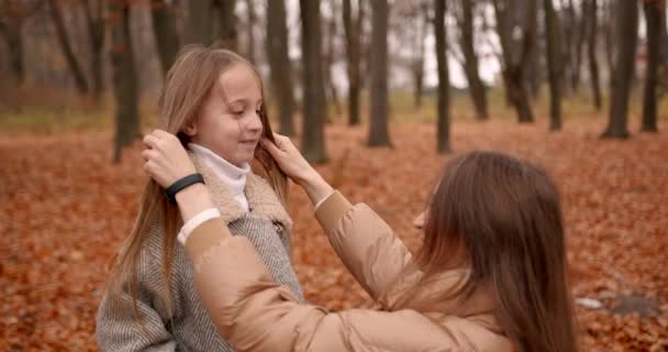 Bela Jovem Mãe Sua Filha Fofa Divertir Parque Outono Mãe — Vídeo de Stock