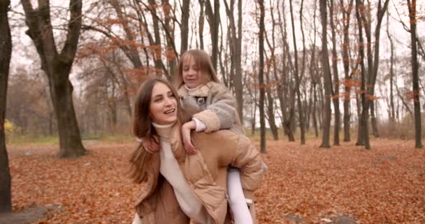 Paisagem Florestal Outono Criança Feliz Mãe Divertindo Fim Semana Hora — Vídeo de Stock