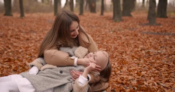 Vacaciones Otoño Niña Pasando Tiempo Con Madre Abrazándose Mientras Está — Vídeo de stock