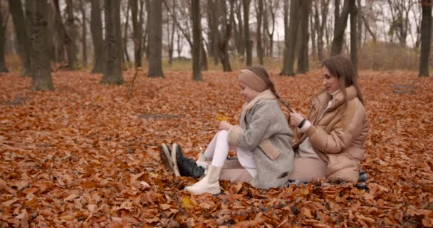 Vacker Ung Mamma Och Hennes Söta Blonda Dotter Kul Höstparken — Stockvideo