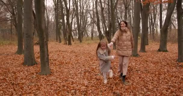 Temporada Outono Mãe Filha Felizes Casacos Divertindo Floresta Bela Queda — Vídeo de Stock