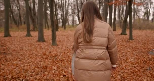Anne Kızının Mutlu Ailesi Sonbahar Ormanında Dönüyorlar Anne Çocuk Hafta — Stok video