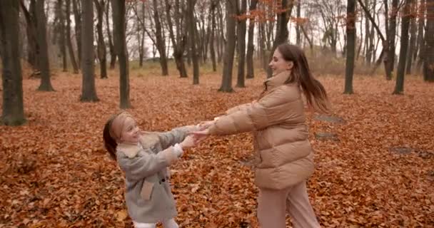 Lycklig Familj Mamma Och Hennes Dotter Snurrar Höstskogen Mamma Och — Stockvideo