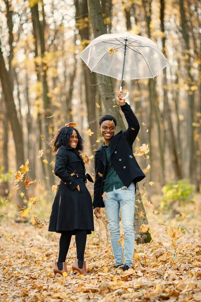 Чёрный Молодой Человек Девушка Держат Руках Прозрачный Зонтик Романтическая Пара — стоковое фото