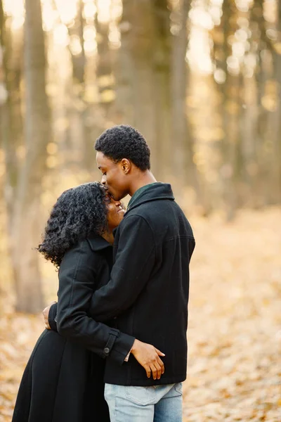Черный Молодой Человек Целует Свою Девушку Лоб Романтическая Пара Гуляющая — стоковое фото