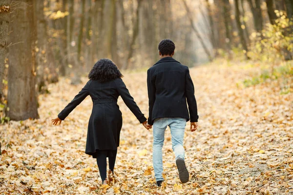 Μαύρος Νεαρός Και Κοπέλα Του Κρατιούνται Χέρι Χέρι Ρομαντικό Ζευγάρι — Φωτογραφία Αρχείου