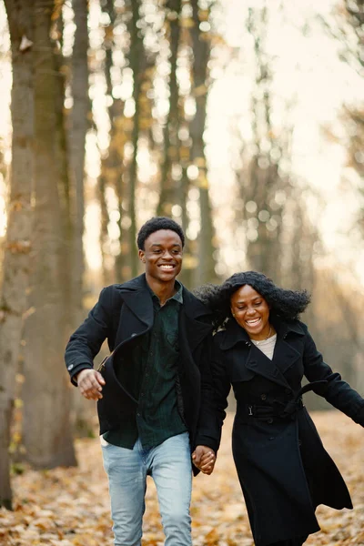 Siyah Genç Adam Kız Arkadaşı Ele Tutuşup Kaçıyorlar Sonbahar Parkında — Stok fotoğraf
