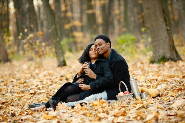 Черные Мужчины Женщины Обнимаются Пьют Чай Романтическая Пара Сидящая Одеяле — стоковое фото