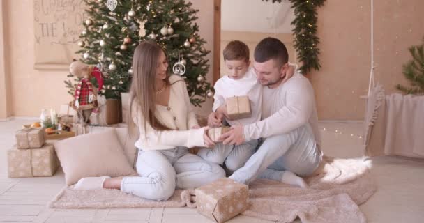 Joie Noël Famille Les Jeunes Parents Garçon Amusent Câlinent Ensemble — Video