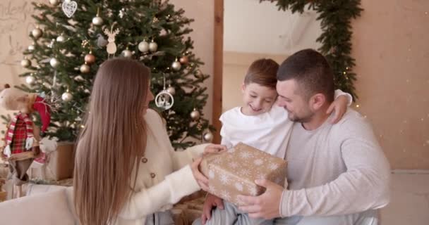 Joie Noël Famille Les Jeunes Parents Garçon Amusent Câlinent Ensemble — Video