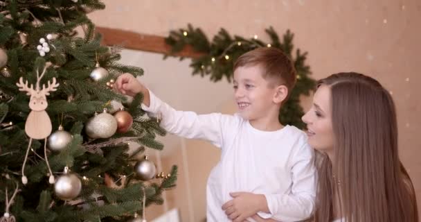 Bonne Famille Préparant Pour Les Vacances Hiver Nouvel Jeune Femme — Video