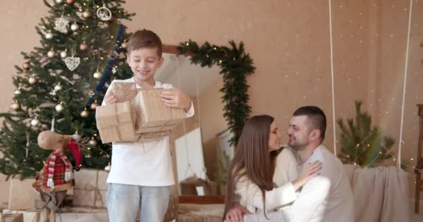 Joie Noël Famille Les Jeunes Parents Garçon Amusent Câlinent Ensemble — Video