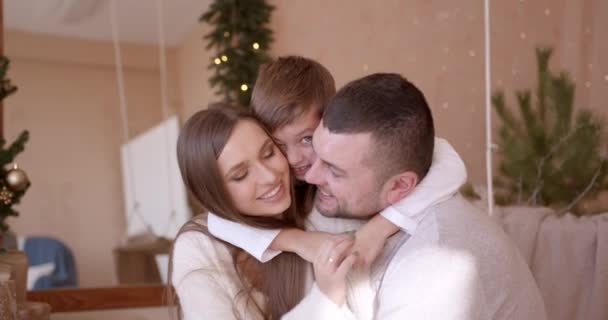 Weihnachtsfreude Mit Der Familie Junge Eltern Und Der Junge Haben — Stockvideo