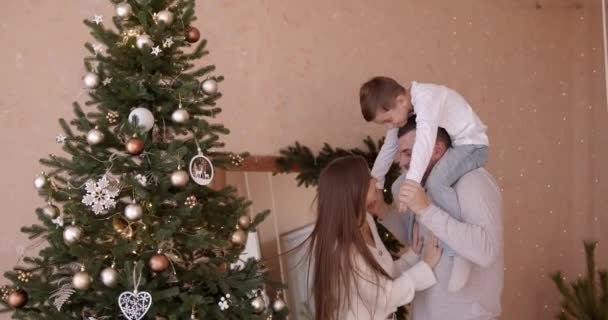 Joie Noël Famille Les Jeunes Parents Garçon Amusent Câlinent Ensemble — Video