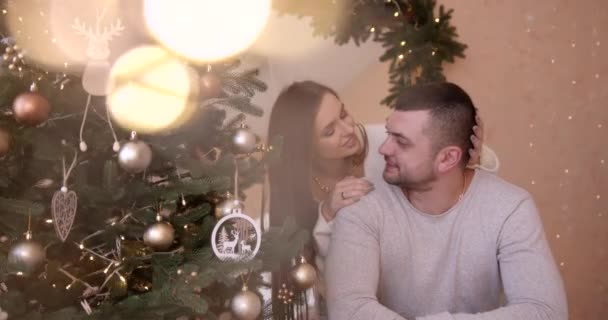 Couple Près Arbre Noël Couple Romantique Étreignant Près Arbre Noël — Video