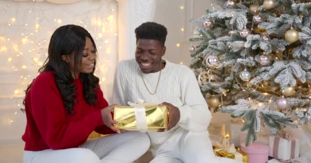 Hombre Recibiendo Regalo Esposa Matrimonio Negro Celebrando Navidad Juntos — Vídeos de Stock