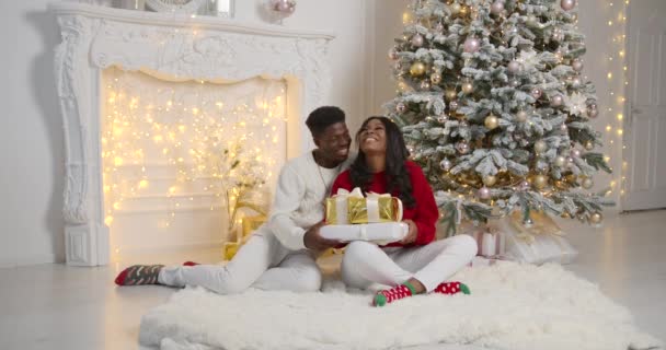 Marido Esposa Intercambiando Cariñosamente Regalos Navidad Celebración Navidad Juntos Casa — Vídeos de Stock