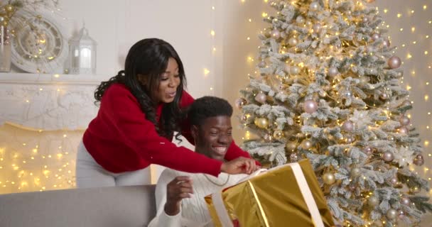 Hombre Recibiendo Regalo Esposa Matrimonio Negro Celebrando Navidad Juntos — Vídeos de Stock