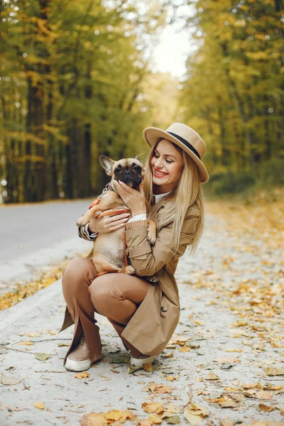 Женщина Собака Играют Веселятся Осеннем Парке Коричневый Французский Бульдог Владелицей — стоковое фото