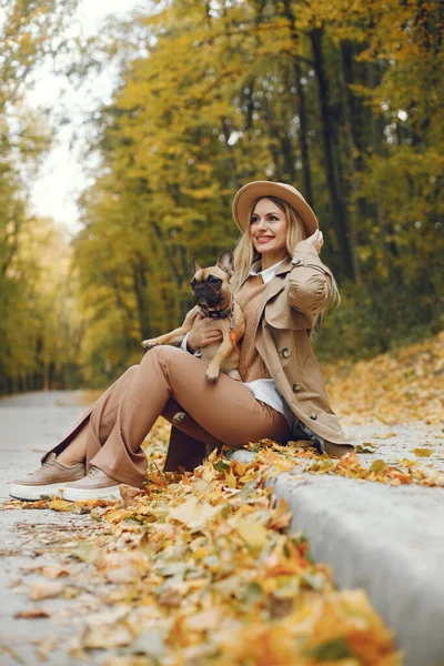 Kobieta Pies Bawią Się Bawią Jesiennym Parku Brązowy Buldog Francuski — Zdjęcie stockowe