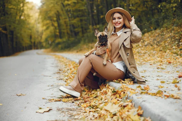 Женщина Собака Играют Веселятся Осеннем Парке Бурый Французский Бульдог Хозяйкой — стоковое фото