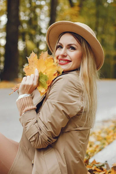Женщина Позирует Фото Осеннем Парке Белой Девушки Красные Губы Женщина — стоковое фото