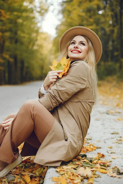 Жінка Позувала Фотографії Осінньому Парку Кавказька Дівчинка Має Червоні Губи — стокове фото