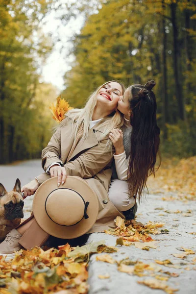 Žena Holčička Pes Hrají Podzimním Parku Hnědý Francouzský Buldok Majitelkami — Stock fotografie